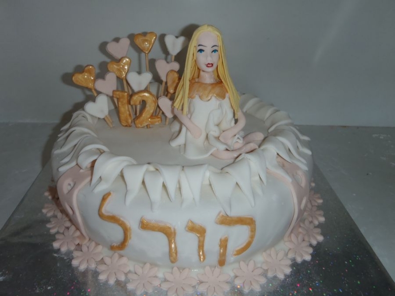 עוגת בת מצווה לקורל בובה